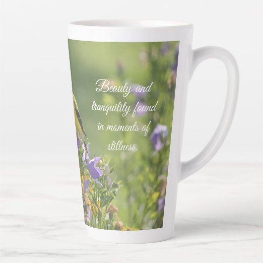 Goldfinch op een Harebell Flower Latte Mok (Rechts)