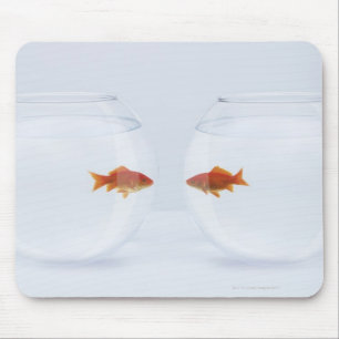 Goldfish in aparte viskommen die naar de fac kijke muismat