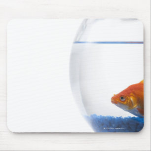 Goldfish in bowl op witte achtergrond muismat