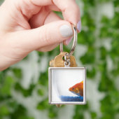 Goldfish in kom op witte achtergrond sleutelhanger (Hand)
