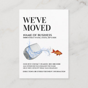 Goldfish leaping uit waterdraaiend glas visitekaartje