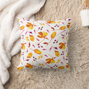 Goldie-Gold en Magenta Poppy Floral op Bourgogne Kussen