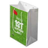 Golf 1e verjaardag met golfvlag op groen medium cadeauzakje (Voorkant Gekanteld)