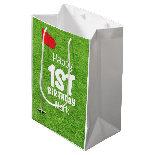 Golf 1e verjaardag met golfvlag op groen medium cadeauzakje (Voorkant Gekanteld)
