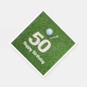 Golf 50e verjaardag golfbal en t-shirt op groen servet (Hoek)