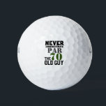 Golf 70th Birthday, nooit onderschat Golfballen<br><div class="desc">Meer dan 70 en nog steeds golf spelen? Dat is geweldig! Je moet van het spel houden. Golfballen maken geweldige cadeaus voor de oudere golfer in je leven. Ze kunnen als decoratie worden gebruikt of op een speciale plaats worden gehouden als herinnering aan hun liefde voor het spel.</div>
