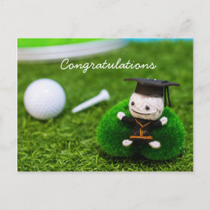 Golf afstuderen met golfbal en t-shirt op groen briefkaart