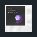 Golf Bachelor Party - Golfreis Klassieke golfer Servet<br><div class="desc">Verhoog uw vrijgezellenfeest met golfthema met deze aangepaste servetten, met een strakke zwarte achtergrond en een realistische golfbal met een dynamische verfsplash. Perfect voor elke golfliefhebber, deze servetten kunnen ook worden aangepast voor verjaardagen en andere feesten. Voeg een persoonlijk tintje toe aan uw evenement met deze stijlvolle en veelzijdige servetten,...</div>