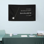 Golf Bachelorfeest - Golfreis Klassiek Stijlvol Spandoek<br><div class="desc">Een opvallende en aanpasbare decoratie om je feest naar een hoger niveau te tillen. Deze banner heeft een strak ontwerp met een realistische illustratie van een golfbal en -club tegen een gewaagde zwarte achtergrond,  waarmee de essentie van de sport op een moderne en stijlvolle manier wordt weergegeven.</div>