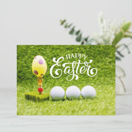 Golf ball Happy Pasen met oostereieren op groene H Feestdagenkaart (Staand voorkant)
