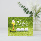 Golf ball Happy Pasen met oostereieren op groene H Feestdagenkaart (Staand voorkant)