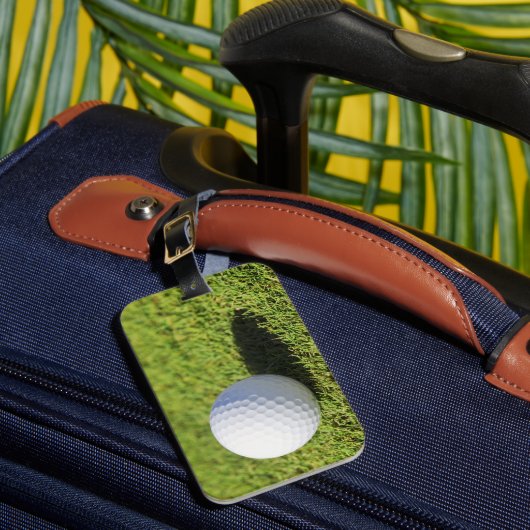 Golf Ball on Green Grass Course - Gepersonaliseerd Bagagelabel (Voorkant Insitu 1)