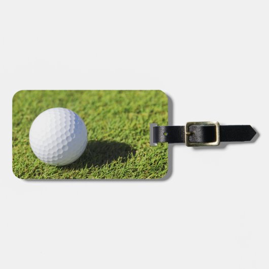 Golf Ball on Green Grass Course - Gepersonaliseerd Bagagelabel (Voorkant horizontaal)