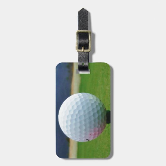 Golf Ball op een golfbaan in een berg Bagagelabel (Voorkant verticaal)