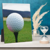 Golf Ball op een golfbaan in een berg Fotoplaat (Zijkant)