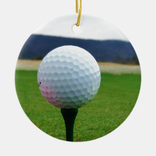 Golf Ball op een golfbaan in een berg Keramisch Ornament (Voorkant)