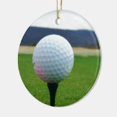 Golf Ball op een golfbaan in een berg Keramisch Ornament (Links)