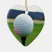 Golf Ball op een golfbaan in een berg Keramisch Ornament (Rechts)