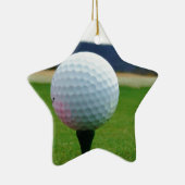Golf Ball op een golfbaan in een berg Keramisch Ornament (Rechts)