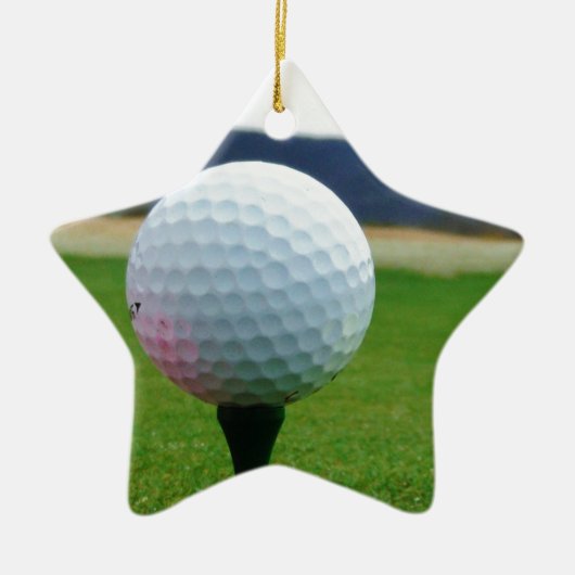 Golf Ball op een golfbaan in een berg Keramisch Ornament (Voorkant)
