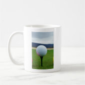 Golf Ball op een golfbaan in een berg Koffiemok (Links)