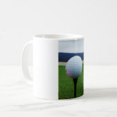Golf Ball op een golfbaan in een berg Koffiemok (Voorkant links)