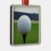 Golf Ball op een golfbaan in een berg Metalen Ornament (Rechts)