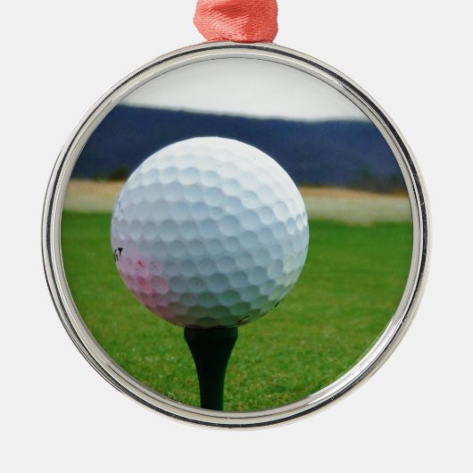 Golf Ball op een golfbaan in een berg Metalen Ornament (Voorkant)