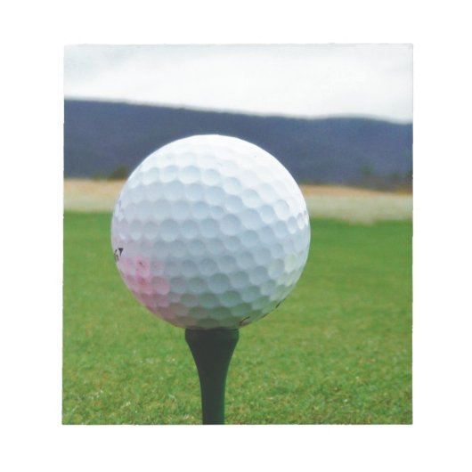 Golf Ball op een golfbaan in een berg Notitieblok (Voorkant)