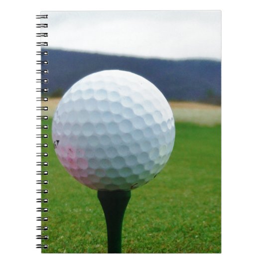 Golf Ball op een golfbaan in een berg Notitieboek (Voorkant)