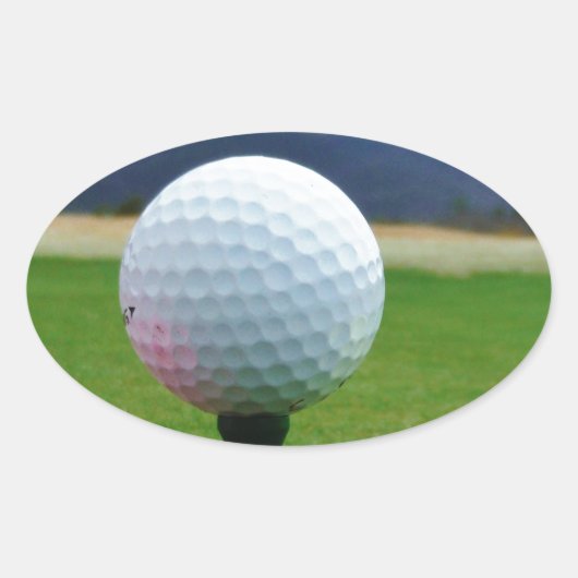 Golf Ball op een golfbaan in een berg Ovale Sticker (Voorkant)