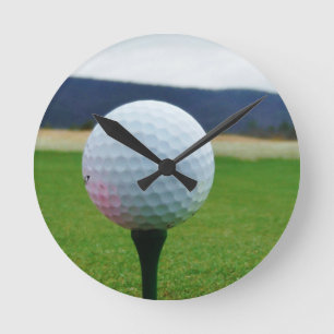 Golf Ball op een golfbaan in een berg Ronde Klok