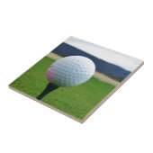 Golf Ball op een golfbaan in een berg Tegeltje (Zijkant)