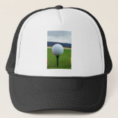 Golf Ball op een golfbaan in een berg Trucker Pet (Voorkant)