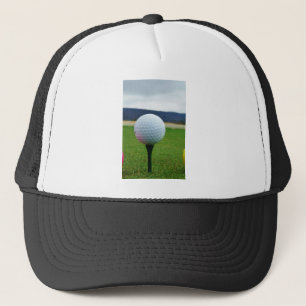 Golf Ball op een golfbaan in een berg Trucker Pet
