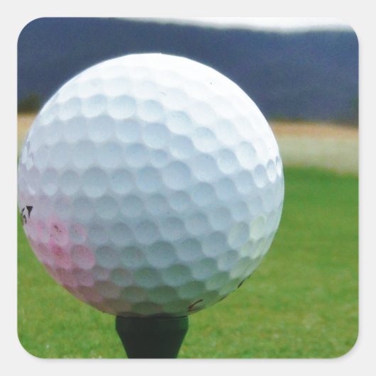 Golf Ball op een golfbaan in een berg Vierkante Sticker (Voorkant)