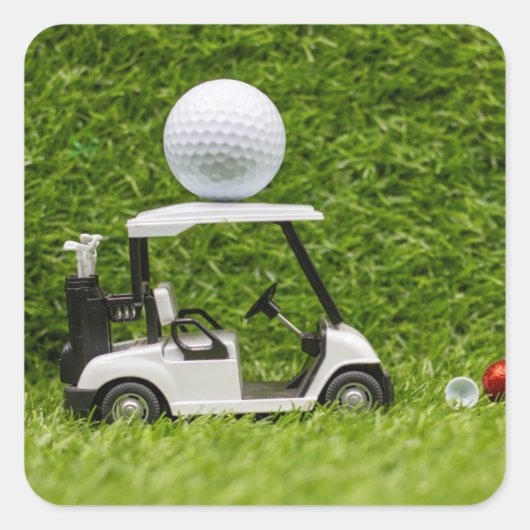 Golf Ball op Golf Cart over groene gras Vierkante Sticker (Voorkant)