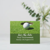 Golf Bewaar de datum met golfbal op groen Aankondigingskaart (Staand voorkant)
