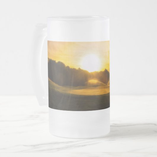 Golf Course Sprinklers tijdens Daybreak Matglas Bierpul (Voorkant links)