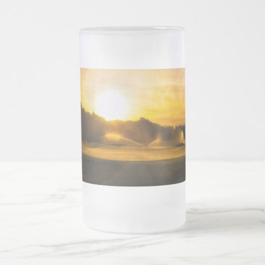 Golf Course Sprinklers tijdens Daybreak Matglas Bierpul (Center)