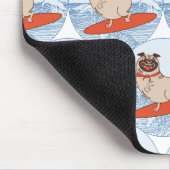 Golf die een gelukkige hond op het surfbord heeft muismat (Hoek)