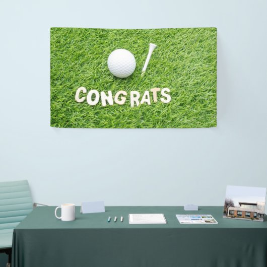 Golf gefeliciteerd met golfbal op groen spandoek (Beurs)