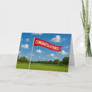 Golf gefeliciteerd met golfvlag op groen gras kaart