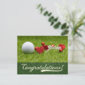 Golf gefeliciteerd met liefde rode hart op groen briefkaart (Staand voorkant)