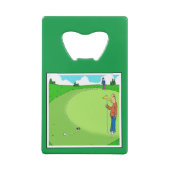 Golf Gift - T-shirt-off & Cartoon. Creditkaart Flessenopener (Achterkant)