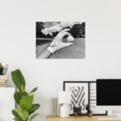 Golf Glove Holding Ball op Fairway Poster (Thuiskantoor)