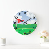 Golf green met rode vlag en bal grote klok (Huis)
