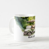 Golf groene golfkar op golfbaan koffiemok (Voorkant links)