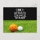 Golf Halloween met golfbal en pompoen op groen Briefkaart (Voorkant)