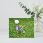 Golf Happy New Year met golfbal op groen gras Briefkaart (Staand voorkant)